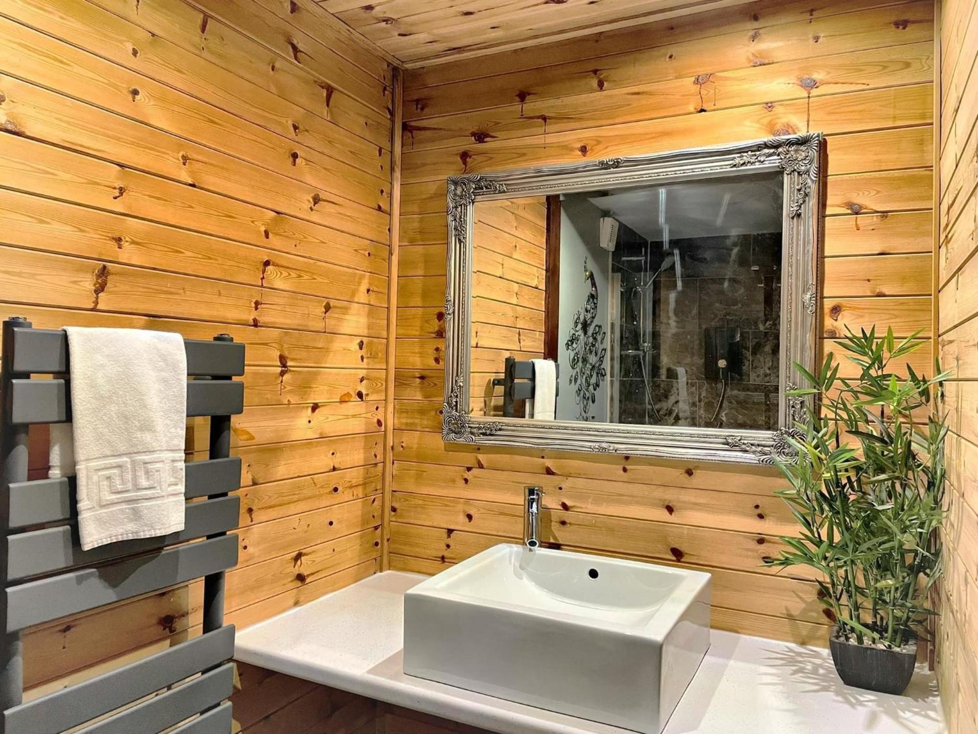 Wren 8-Hot Tub-Woodland Lodges-St Clears-Carmarthen-Tenby Eksteriør billede