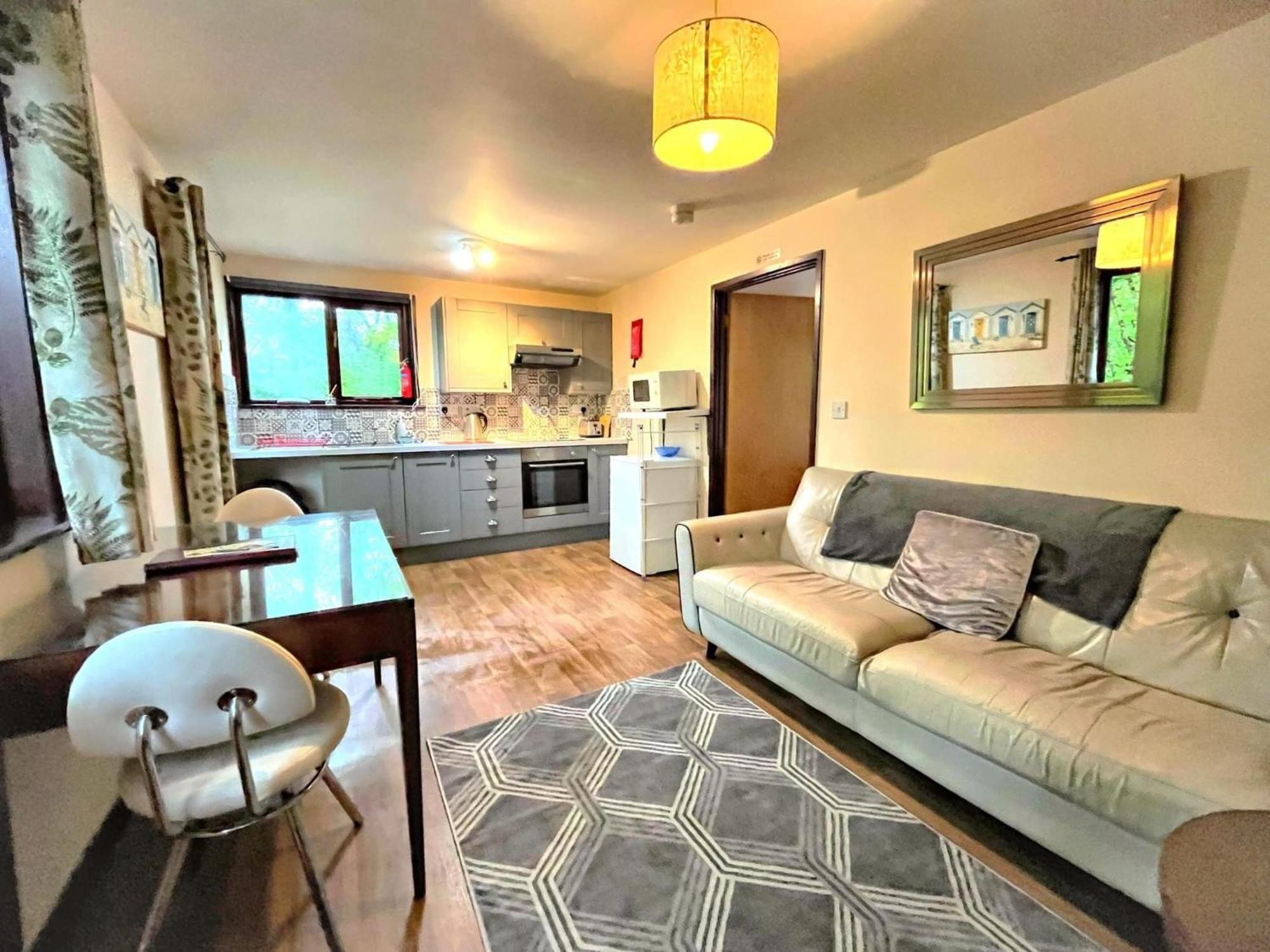 Wren 8-Hot Tub-Woodland Lodges-St Clears-Carmarthen-Tenby Eksteriør billede